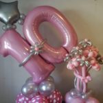 Balony cyfry kompozycja dla dziecka różowe i balonowy bukiet kwiatów.