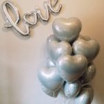 Foliowe balony w kształcie serca lub gwiazdek są często wykorzystywane w dekoracjach z balonami helowymi.