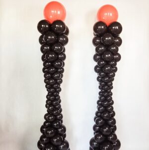 Balonowe filary wykonane z balonów w różnym rozmiarze.